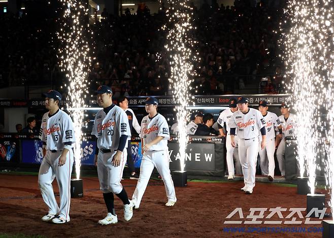 30일 대전한화생명볼파크에서 열린 롯데와 한화의 경기, 한화가 연장 10회말 터진 리베라토의 끝내기 안타로 1대0의 승리를 거뒀다. 홈 최종전을 마친 선수단이 팬들과의 인사를 위해 그라운드로 나서고 있다. 대전=허상욱 기자wook@sportschosun.com/2025.09.30/
