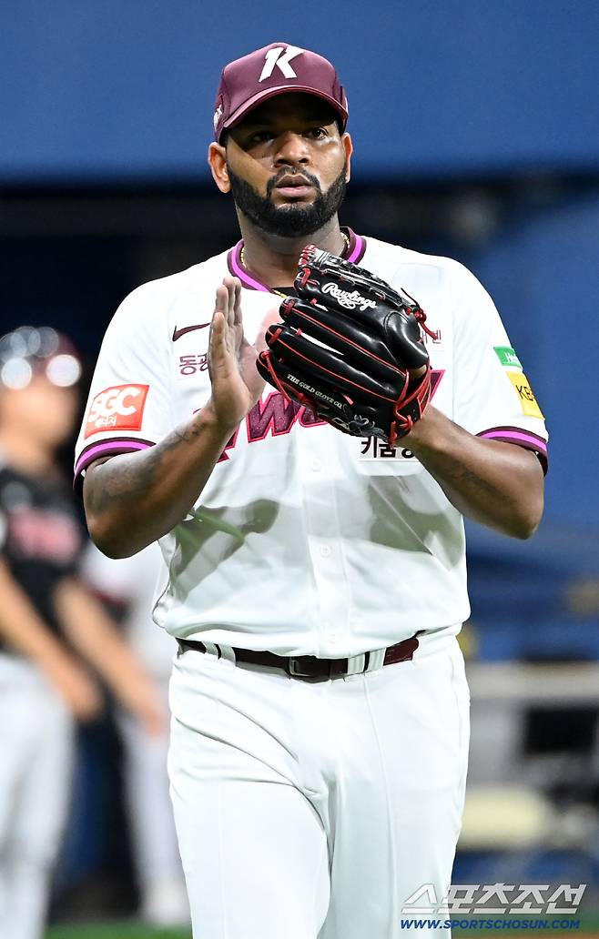 9일 고척스카이돔에서 열린 LG와 키움의 경기, 6회초 무사 1,2루 키움 알칸타라가 LG 문보경을 병살로 처리한 뒤 기뻐하고 있다. 고척=허상욱 기자wook@sportschosun.com/2025.09.09/