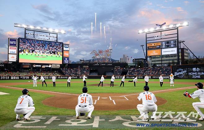 루키들의 공을 직접 받아주는 한화의 선배들