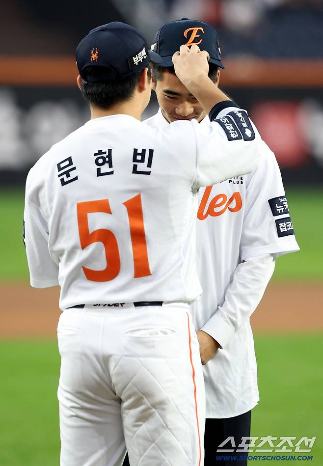 선배미 뿜뿜! 오재원을 환영하는 문현빈의 모자 선물