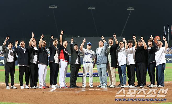 30일 대구 라이온즈파크에서 오승환의 은퇴식이 열렸다. 추신수 김강민 이대호 정근우 등 동갑내기 친구들이 은퇴식에 참석해 축하하고 있다. 대구=정재근 기자 cjg@sportschosun.com/2025.9.30/