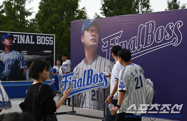 30일 대구 라이온즈파크. 오승환의 은퇴 경기를 보기 위해 많은 팬들이 경기장을 찾았다. 경기장 밖에 오승환의 기념 조형물에서 팬들이 사진을 찍고 있다. 대구=정재근 기자 cjg@sportschosun.com/2025.9.30/