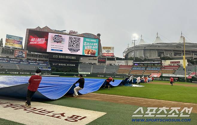 1일 인천 SSG랜더스필드에서 열리는 KBO리그 SSG와 한화의 경기. 경기 전 내리는 비로 인해 대형 방수포가 깔리고 있는 랜더스필드. 인천=송정헌 기자songs@sportschosun.com/2025.10.01/