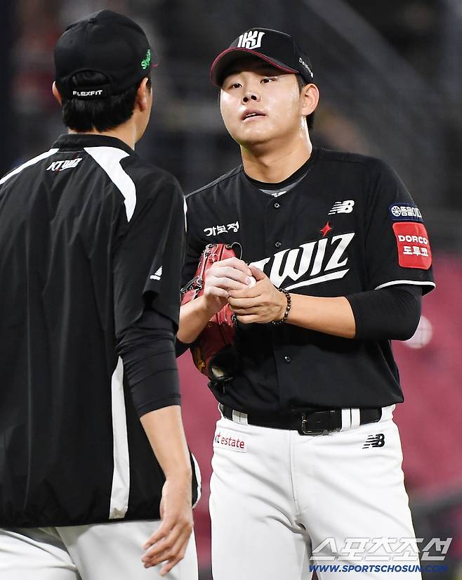 1일 광주 기아챔피언스필드에서 열린 KT-KIA전. KT 선발 소형준이 1회부터 실점하자 제춘모 코치가 올라가 조언하고 있다. 광주=정재근 기자 cjg@sportschosun.com/2025.10.1/
