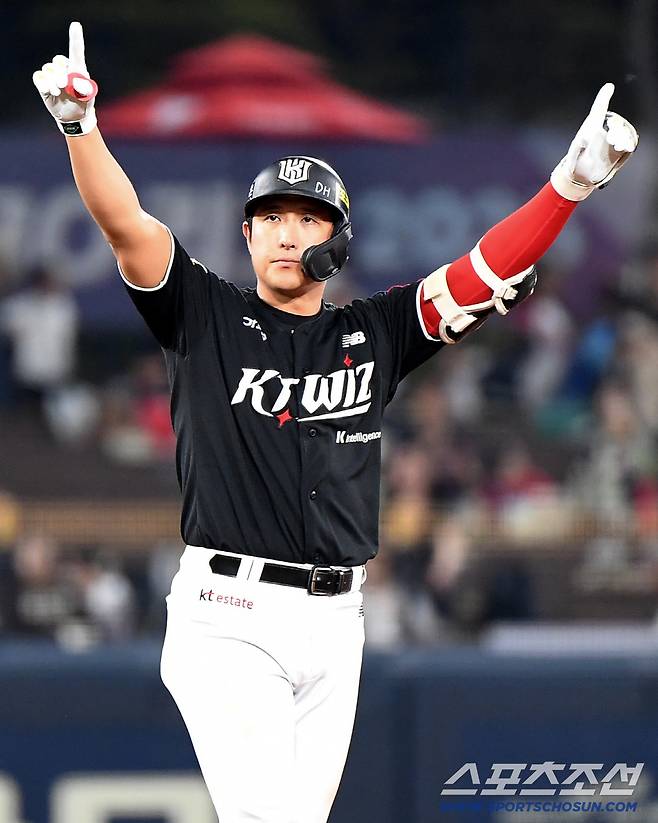 1일 광주 기아챔피언스필드에서 열린 KT-KIA전. 3회초 2사 1, 3루 황재균이 2타점 적시타를 친 후 환호하고 있다. 광주=정재근 기자 cjg@sportschosun.com/2025.10.1/