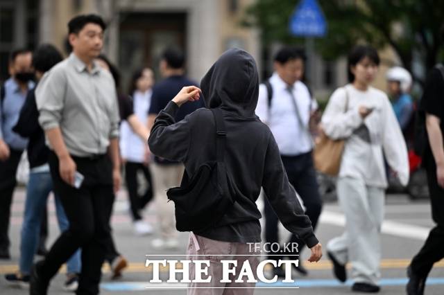 우리나라 노인빈곤율 경제협력개발기구(OECD) 회원국 가운데 통계를 시작한 2009년 이래 계속 1위다. 최근에는 더 나빠졌다. 노인빈곤율은 2021년 37.6%→2022년 38.1%→2023년 38.2%로 악화됐다. 노인 10명 가운데 4명이 빈곤하다. 사진은 지난 9월 9일 서울 종로구 광화문네거리를 지나는 시민들. /서예원 기자