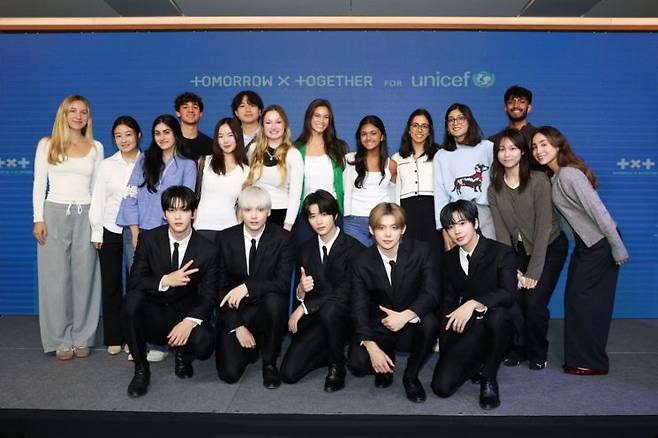 30일(현지시간) 유니세프 뉴욕 본부서 진행된 협약식에서 투모로우바이투게더가 유니세프 네트워크 소속 영 리더와 질의응답 시간을 통해 마음건강 캠페인 ‘투게더 포 투모로우’의 의미를 되새겼다. 빅히트 뮤직
