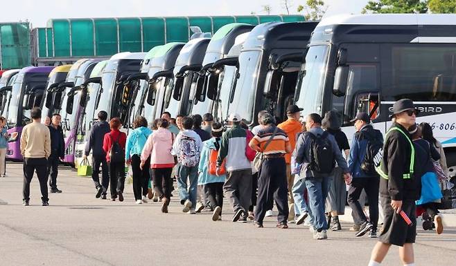 중국인 단체관광객 무비자 입국 첫날인 지난달 29일 오전 인천 연수구 인천항 국제크루즈터미널에 입국한 중국인 단체 크루즈관광객들이 버스로 향하고 있다. 연합뉴스