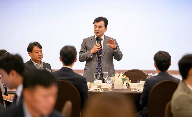 안규백 국방부 장관이 지난달 30일 서울 용산구 국방컨벤션센터에서 진행된 국방부 출입기자 간담회에서 발언하고 있다. /국방부 제공