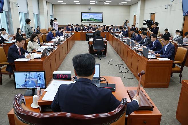 국회 기후에너지환경노동위원회가 1일 올해 국정감사 증인, 참고인을 채택했다. 지난 9월 19일 안호영 국회 환경노동위원회 위원장이 환노위 전체회의에서 의사봉을 두드리고 있다. /뉴스1