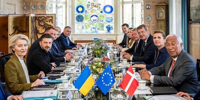 볼로디미르 젤렌스키(왼쪽 두번째) 우크라이나 대통령이 지난 7월3일 덴마크 오르후스의 마르셀리스보르성에서 열린 덴마크의 유럽연합(EU) 순회 의장국 출범 행사에 참석해 메테 프레데릭센(오른쪽 두 번째) 덴마크 총리 등 유럽 정상들과 회담하고 있다. ⓒ AP/뉴시스