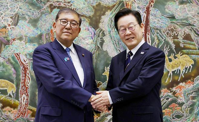 이재명 대통령과 이시바 시게루(石破茂) 일본 총리가 30일 부산 해운대구 누리마루APEC하우스에서 열린 한일 정상회담에서 악수하고 있다. 이 대통령이 “셔틀외교를 정착시켜 공동의 발전을 기약했으면 좋겠다”고 말하자 이시바 총리는 “만날 때마다 셔틀외교 성과를 낼 수 있도록 잘 노력해 나갈 수 있으면 한다”고 화답했다. 부산=대통령실사진기자단