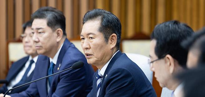 더불어민주당 정청래 대표가 30일 국회에서 열린 전남 예산정책협의회에서 발언하고 있다. 정 대표는 이날 국민의힘 진종오 의원이 제기한 특정 종교 신도 당원 가입 의혹에 대해 당 윤리감찰단 조사를 지시했다. 뉴스1