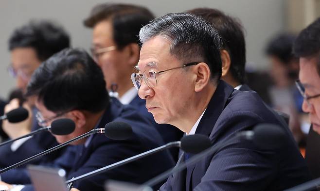 정성호 법무부 장관이 30일 용산 대통령실에서 열린 국무회의에 참석한 모습. 정 장관은 이날 “명백한 법리 관계를 다투는 경우나 아주 중대하고 예외적인 상황을 빼고는 항소나 상고를 금지하도록 형사소송법을 개정해야 할 것 같다”고 이재명 대통령에게 밝혔다. 뉴시스