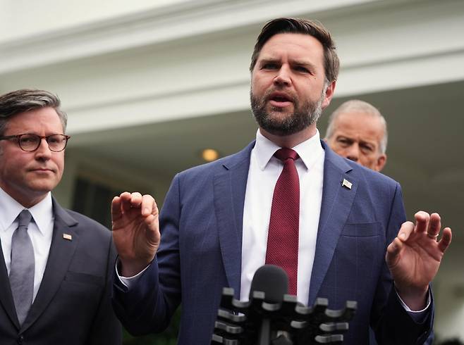 마이크 존슨 미국 하원의장, J D 밴스 부통령, 존 슌 집권 공화당 상원 원내대표(왼쪽부터)가 지난달 29일 워싱턴 백악관에서 야당 민주당 지도부와 회동했지만 임시 예산안 처리에 실패했다. 밴스 부통령이 그 책임을 민주당에 돌리는 기자회견을 하고 있다. 워싱턴=AP 뉴시스