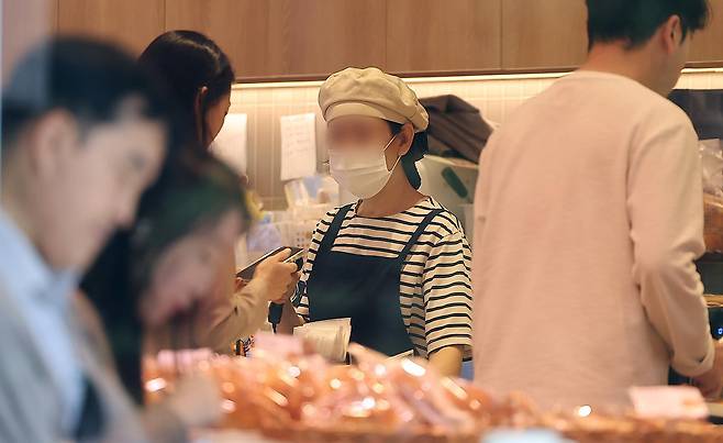 서을 시내의 한 베이커리에서 아르바이트생이 계산하는 모습. 2024.10.28/뉴스1