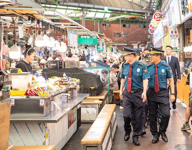 박정보 신임 서울경찰청장(왼쪽)이 서울 종로구 광장시장을 방문해 안전상황 등을 점검하고 있다. 서울경찰청 제공.