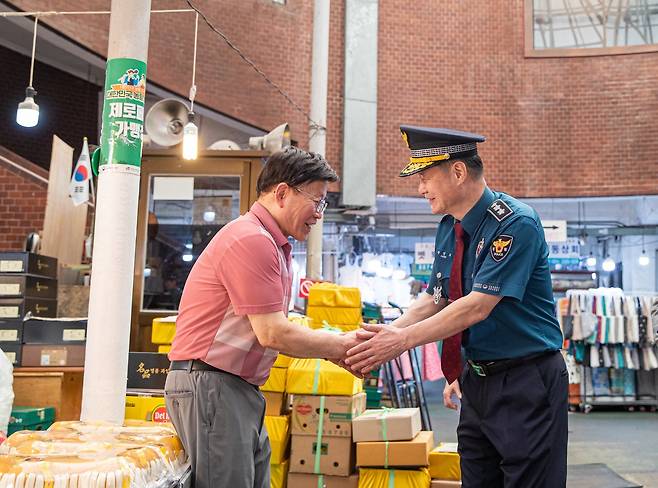 박정보 신임 서울경찰청장(오른쪽)이 서울 종로구 광장시장을 방문해 시민들의 애로사항을 듣고 있다. 서울경찰청 제공.