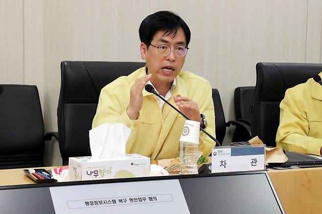 김민재 행정안전부 차관이 1일 대전시 유성구 국가정보자원관리원 대전 본원에 마련된 현장상황실을 찾아 근무 중인 작원들의 애로사항을 청취하고 신속 복구를 위한 지원사항을 확인하고 있다. 사진=행정안전부 제공