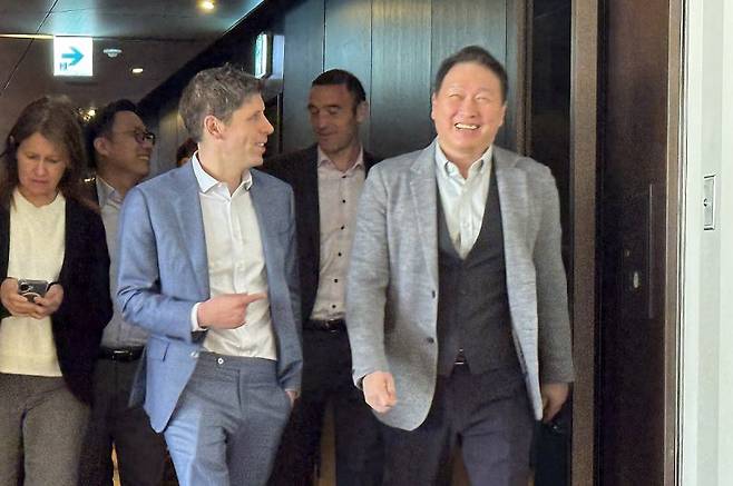 최태원 SK그룹 회장과 샘 올트먼 오픈AI 최고경영자(CEO)가 지난 2월 4일 서울 중구 플라자 호텔에서 회동을 마친 뒤 함께 이동하고 있다. 최 회장과 올트먼 CEO는 약 8개월 만인 1일 다시 만나, AI 협력을 구체화한 것으로 전해졌다. 뉴시스