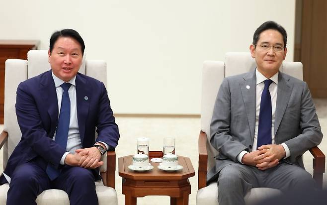 최태원 SK 대표이사 회장과 이재용 삼성전자 회장이 1일 서울 용산 대통령실 청사에서 열린 이재명 대통령과 샘 알트만 오픈AI 대표 접견에 참석해 발언하고 있다. 대통령실통신사진기자단