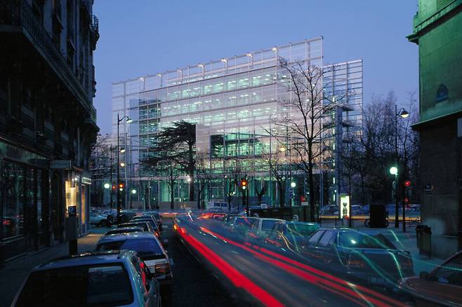 빛의 반사와 투과 효과를 이용한 파리 카르티에 재단 건물.(건축가 장 누벨) 장 누벨 누리집 갈무리