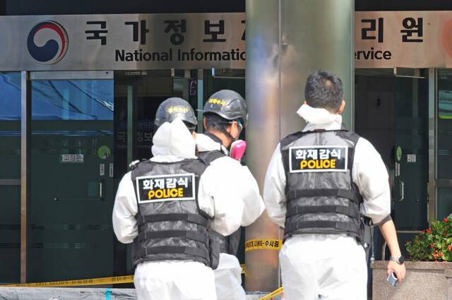 29일 오전 대전 유성구 국가정보자원관리원 화재 현장에서 경찰과 소방 관계자 등의 화재 정밀 감식이 진행되고 있다. 연합뉴스