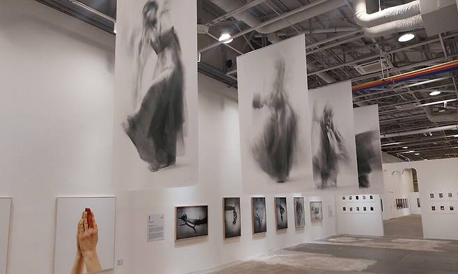 부산국제사진제 본전시가 열리고 있는 부산 수영구 복합문화공간 에프1963의 석촌홀 내부. 전통 춤사위의 흔적을 허연 여백 속에 흐릿한 실루엣으로 포착한 양재문 작가의 ‘풀빛여행’ 연작들이 확대된 대형 막으로 내걸려 너울거리고 있다. 노형석 기자