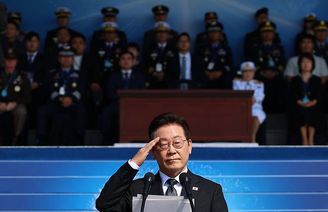 이재명 대통령이 1일 충남 계룡대 대연병장에서 열린 제77주년 국군의 날 기념행사에서 기념사를 마친 뒤 거수경례하고 있다. 연합뉴스