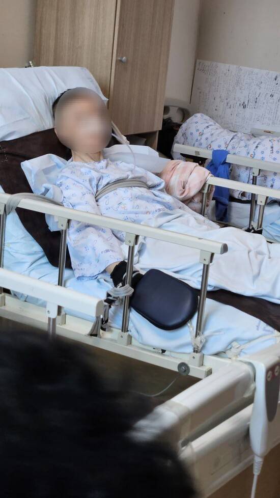 부천 이룸병원 2층 2병동에서 365일 이상 손과 발, 가슴 등 5포인트 강박에 손가리개까지 하고 지낸 환자. 제보자 제공