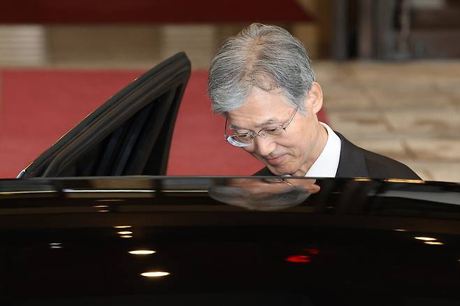 조희대 대법원장이 2025년 9월17일 저녁 서울 서초구 대법원에서 퇴근하며 차에 올라타고 있다. 한겨레 김영원 기자 forever@hani.co.kr