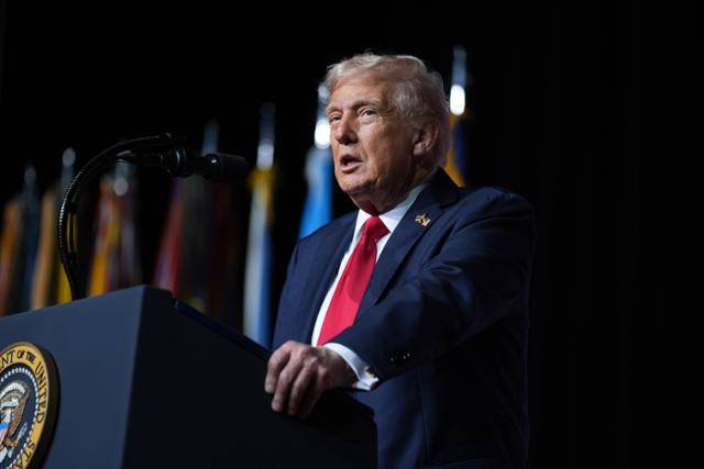 도널드 트럼프 미국 대통령이 30일 미국 버지니아주 콴티코 해병기지에서 장성급 지휘관들에게 연설하고 있다. 콴티코=AP 연합뉴스