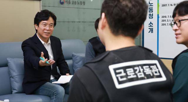 김영훈 고용노동부 장관이 후보자 시절이던 6월 26일 서울고용노동청에서 일선 청년 근로감독관들을 만나 간담회를 갖고 있다. 이재명 정부는 현재 3,100명 수준인 근로감독관을 우선 내년까지 1,300명 증원하고, 장기적으로는 2028년까지 1만 명으로 늘리는 계획을 갖고 있다. 고용노동부 인사청문회 준비단 제공