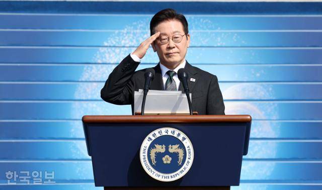 이재명 대통령이 1일 충남 계룡대에서 열린 제77주년 국군의날 행사에서 거수경례하고 있다. 충남=왕태석 선임기자