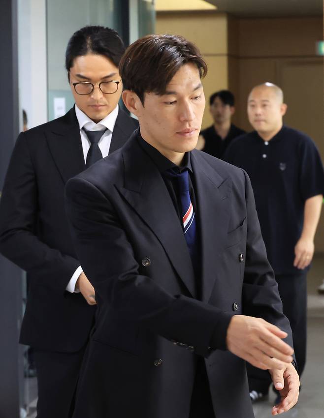 <yonhap photo-5679="">1일 서울 축구회관 프로축구연맹에서 열린 2025년 제11차 상벌위원회에 제주SK 이창민, 김동준이 참석하고 있다. 제주는 지난 28일 제주월드컵경기장에서 열린 수원FC와의 하나은행 K리그1 2025 31라운드 홈 경기에서 4명이 무더기로 퇴장당했다. 한 경기에서 한 팀에서 퇴장당한 인원으로는 K리그 역대 최다 기록이다. 사진=연합뉴스</yonhap>