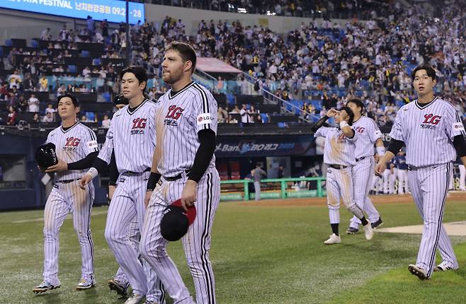 <yonhap photo-7762=""> 실망 가득한 LG 선수들 (서울=연합뉴스) 류영석 기자 = 프로야구 LG 트윈스 선수들이 1일 서울 잠실야구장에서 열린 KBO리그 NC 다이노스와의 경기에서 패배하며 자력우승에 실패한 뒤 경기장을 나서고 있다. 2025.10.1 ondol@yna.co.kr/2025-10-01 22:07:30/ <저작권자 ⓒ 1980-2025 ㈜연합뉴스. 무단 전재 재배포 금지, AI 학습 및 활용 금지></yonhap>