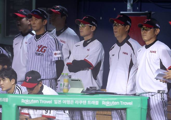 <yonhap photo-6848=""> 경기 지켜보는 염경엽 감독 (서울=연합뉴스) 류영석 기자 = 1일 서울 잠실야구장에서 열린 프로야구 KBO리그 NC 다이노스와 LG 트윈스의 경기. LG 염경엽 감독이 경기를 지켜보고 있다. 2025.10.1 ondol@yna.co.kr/2025-10-01 19:02:08/ <저작권자 ⓒ 1980-2025 ㈜연합뉴스. 무단 전재 재배포 금지, AI 학습 및 활용 금지></yonhap>