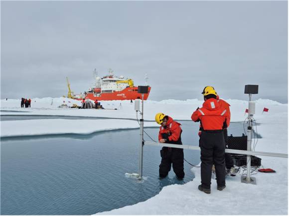 아라온호 연구팀이 북극해 해빙캠프 설치와 해빙 조사를 하고 있다. [사진=극지연구소]