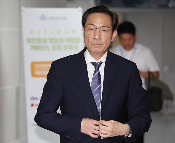 우상호 대통령실 정무수석이 1일 서울 여의도 국회 의원회관에서 열린 정무위 당정협의회 회의실로 향하고 있다. 2025.9.1 [사진=연합뉴스]