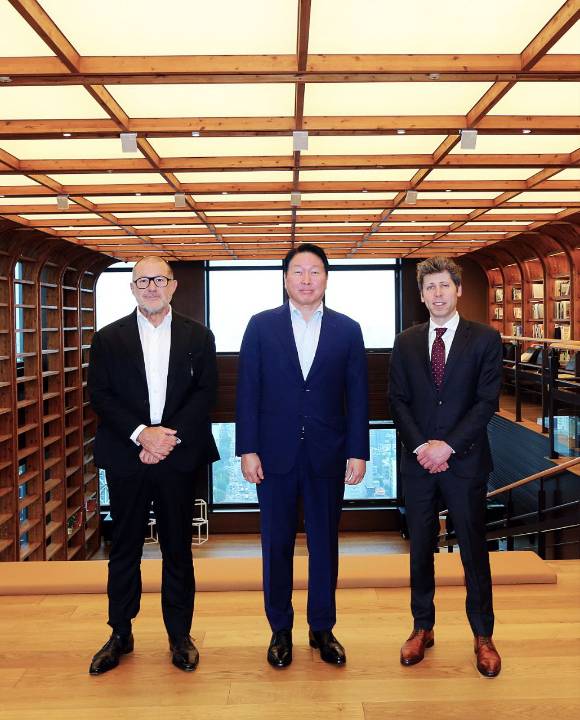 최태원 SK 그룹 회장(가운데)과 샘 올트먼 OpenAI CEO(오른쪽), 조나단 아이브 OpenAI 크리에이티브 헤드 (Creative Head) (왼쪽)가 1일 서울 종로구 SK서린빌딩에서 기념 촬영을 하고 있다. [사진=SK]