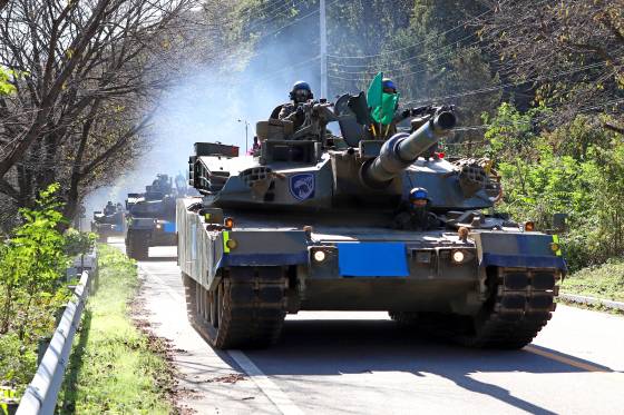 지난해 10월 강원도 홍천군에서 진행 중인 2024 호국훈련 중 육군 수도기계화보병사단 K1A2전차에 탑승한 장병들이 적진을 향해 이동하고 있다. [사진 육군 수도기계화보병사단]