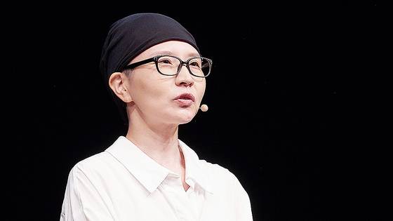 강연 방송 '세상을 바꾸는 시간, 15분'에 출연한 김새섬 대표. 악성 뇌종양인 교모세포종 수술 이후 좌절하거나 절망하지 않고 '남은 시간을 전보다 더 충실하게' 살아가고 있는 자신의 이야기를 들려줬다. 항암치료 중인 김 대표는 머리에 두건을 쓰고 출연했다. 사진 세바시