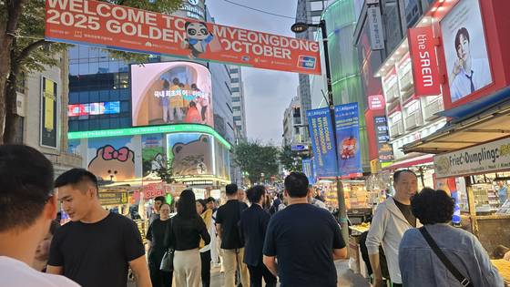 29일 서울 중구 명동길 상권이 외국인 관광객들로 붐비고 있다. 길거리에는 명동을 찾은 유커를 환영하는 현수막과 안내문이 걸려있었다. 사진 노유림 기자