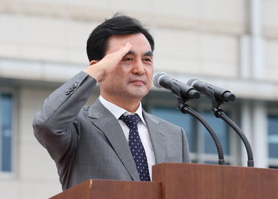 안규백 국방부 장관이 지난달 30일 서울 용산구 국방부에서 열린 제44·45대 합동참모의장 이·취임식에서 경례를 하고 있다. 뉴시스