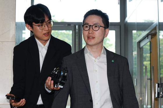 이원모 전 대통령실 인사비서관이 1일 피의자 신분으로 조사받기 위해 서울 서초구 이명현 순직해병 특별검사팀에 출석하고 있다. 연합뉴스