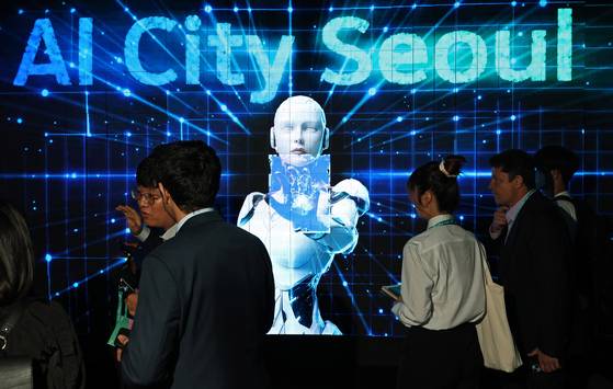 지난 30일 오후 서울 강남구 코엑스에서 열린 '스마트라이프위크(SLW) 2025'에서 방문객들이 키네틱 LED 터널 앞을 지나고 있다. 뉴스1