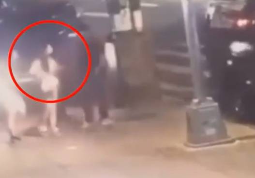 미국 뉴욕에서 30대 남성이 16세 소녀에게 성관계를 요구했다가 거절당하자 차로 들이받아 숨지게 했다. 사진은 남성이 소녀에게 말을 거는 모습. 사진 틱톡 캡처