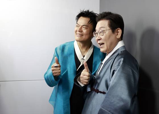 이재명 대통령이 1일 경기 고양시 킨텍스에서 열린 대중문화교류위원회 출범식에서 박진영 대중문화교류위원회 공동위원장과 K컬처 체험존에서 기념 촬영을 하고 있다. 연합뉴스