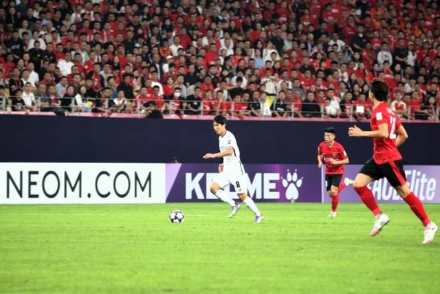 ▲ 강원FC 강윤구가 30일(현지 시간) 중국 쓰촨 청두 봉황산스포츠공원축구경기장에서 열린 청두 룽청과 2025-2026 AFC 챔피언스리그 리그 스테이지 동아시아 2차전에서 드리블을 시도하고 있다. 강원FC 제공