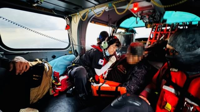 ▲ 손목 절단 선원 이송 모습.